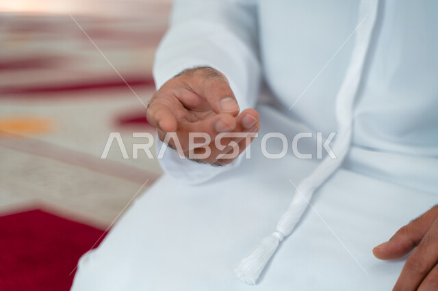 صورة مقربة لرجل عربي خليجي إماراتي في أحد المساجد العربية ، التسبيح وذكر الله تعالى ، أدعية وأذكار ، العبادة والتقرب الى الله ، أماكن إسلامية مقدسة ، إسلاميات وعبادة