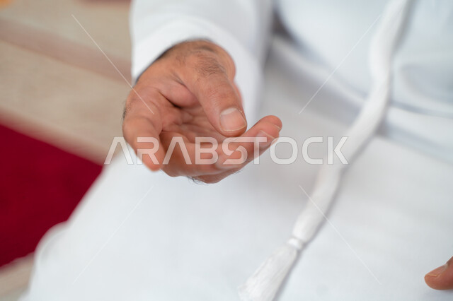 صورة مقربة لرجل عربي خليجي إماراتي في أحد المساجد العربية ، التسبيح وذكر الله تعالى ، أدعية وأذكار ، العبادة والتقرب الى الله ، أماكن إسلامية مقدسة ، إسلاميات وعبادة
