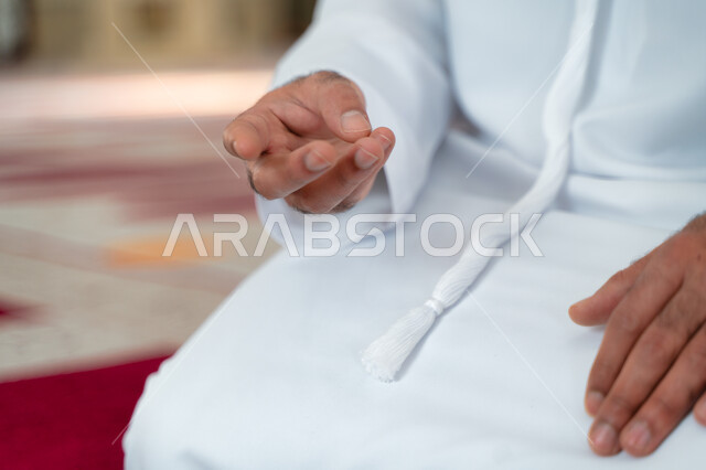 صورة مقربة لرجل عربي خليجي إماراتي في أحد المساجد العربية ، التسبيح وذكر الله تعالى ، أدعية وأذكار ، العبادة والتقرب الى الله ، أماكن إسلامية مقدسة ، إسلاميات وعبادة