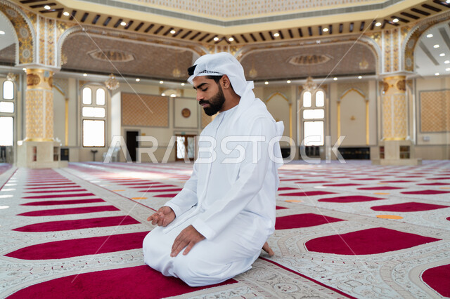 رجل عربي خليجي إماراتي في أحد المساجد العربية ، التسبيح وذكر الله تعالى ، أدعية وأذكار ، العبادة والتقرب الى الله ، أماكن إسلامية مقدسة ، إسلاميات وعبادة