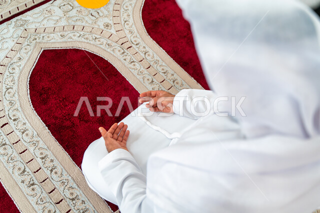 صورة مقربة لرجل عربي خليجي إماراتي في أحد المساجد العربية ، التسبيح وذكر الله تعالى ، أدعية وأذكار ، العبادة والتقرب الى الله ، أماكن إسلامية مقدسة ، إسلاميات وعبادة