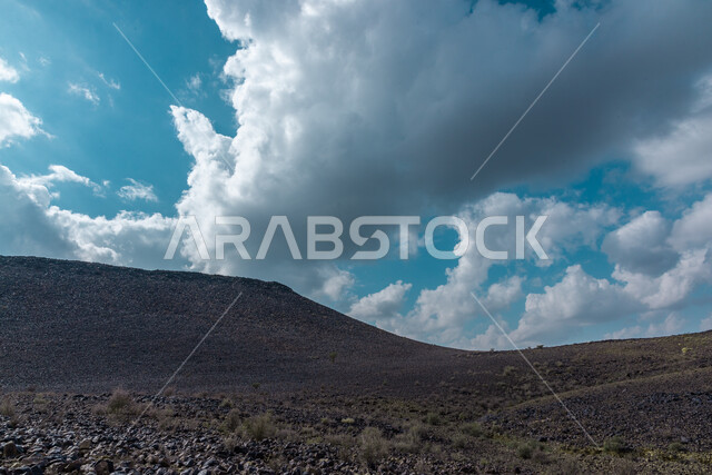 الجبال والمرتفعات في المناطق الصحراوية بالشتاء، جمال السماء الملبدة بالغيوم البيضاء، الطبيعة الصحراوية، مناظر طبيعية خلابة