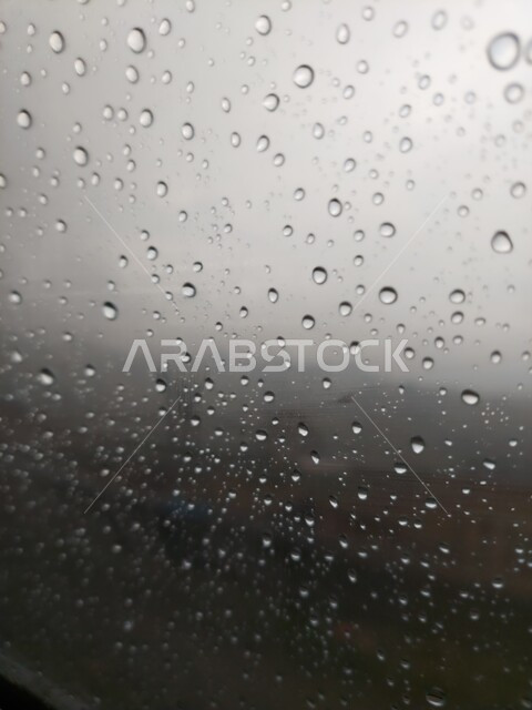 قطرات الماء على نافذة زجاجية، أجواء ممطرة، خلفية زجاجية مع قطرات الندى، أجواء شتوي، أمطار غزيرة