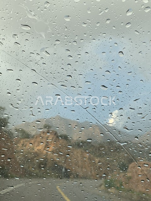 قطرات الماء على نافذة زجاجية، أجواء ممطرة، خلفية زجاجية مع قطرات الندى، أجواء شتوي، أمطار غزيرة، جمال الطبيعة الخلابة، خلفية الطبيعة