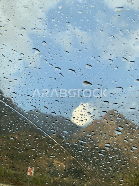 قطرات الماء على نافذة زجاجية، أجواء ممطرة، خلفية زجاجية مع قطرات الندى، أجواء شتوي، أمطار غزيرة، جمال الطبيعة الخلابة، خلفية الطبيعة