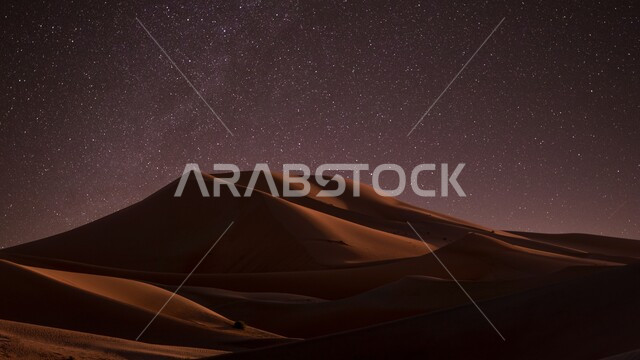 صورة جمالية للمناطق الصحراوية ، الكثبان الرملية ، الطبيعة الصحراوية ، الرمال الناعمة ، البيئة الصحراوية ، تلال رملية ، النجوم المضيئة في السماء ليلا