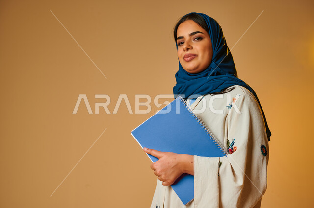 بورتريه لامرأة عربية خليجية سعودية مثقفة تحمل بيدها كتاب، التطلع للمستقبل، التعليم والدراسة، مفهوم التحضير ومراجعة البحوث العلمية، مفهوم الثقافة والتعليم، هواية القراءة والإطلاع، خلفية ملونة