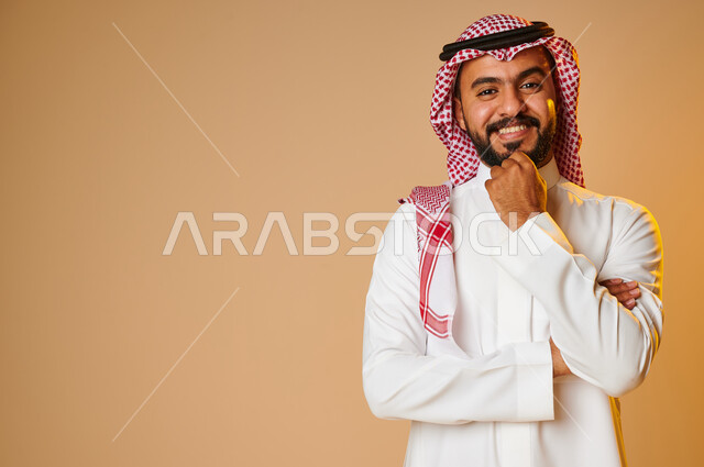 بورتريه لرجل عربي خليجي سعودي بايماءات تدل على الاستفهام، رؤية مستقبلية، التأمل والتخطيط، التمعن والتركيز، ايماءات وتعابير وجه ويدين تدل على التفكير والحيرة، حركة واشارات، خلفية ملونة