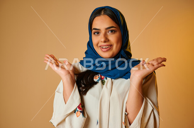 بورتريه لإمرأة عربية خليجية سعودية بإيماءات وتدل على الاستفهام، عدم المعرفة، موضوع مبهم ومجهول ، عدم إيجاد شئ مفقود، حركة واشارات، خلفية ملونة
