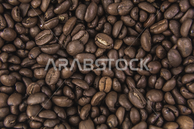 صورة مقربة لحبوب القهوة المتناثرة، حبوب البن، قهوة داكنة، تناثر حبوب البن المحمصة، بن القهوة البنية العضوية