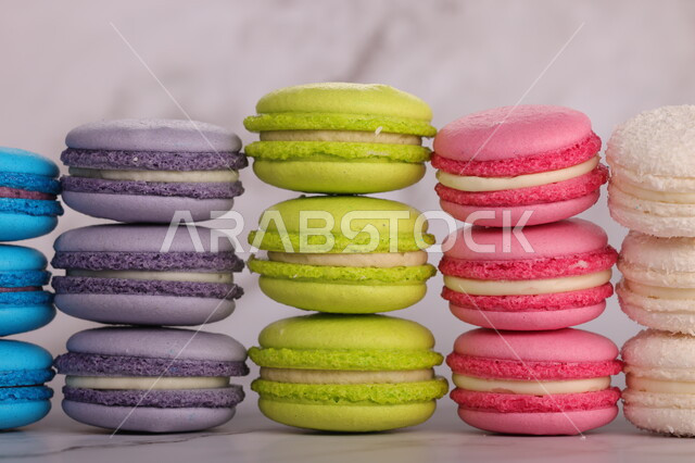 صورة مقربة لمجموعة من حبات حلا الماكرون الملون محشو بالكريمة، حلويات وسكريات، كوكيز، قطع الحلوى، التحلاية