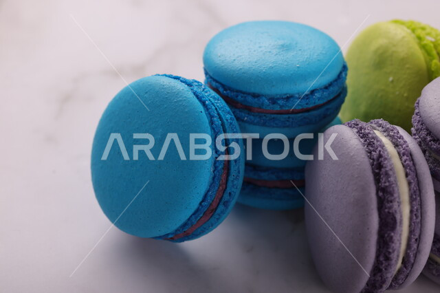 صورة مقربة لمجموعة من حبات حلا الماكرون الملون محشو بالكريمة، حلويات وسكريات، كوكيز، قطع الحلوى، التحلاية