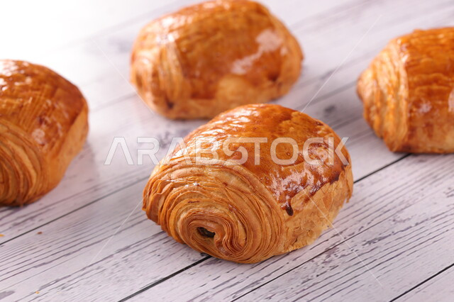 طعام الافطار الشهي، معجنات ومخبوزات لذيذة، معجنات الكرواسون، مخبوزات هشة طازجة