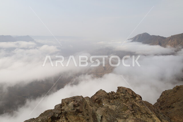 جبال الباحة في المملكة العربية السعودية، السحب البيضاء في سماء السعودية، المرتفعات الجبلية، مناظر طبيعية خلابة، السحب البيضاء فوق جبال الباحة