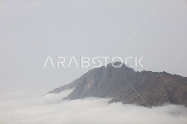 جبال الباحة في المملكة العربية السعودية، السحب البيضاء في سماء السعودية، المرتفعات الجبلية، مناظر طبيعية خلابة، السحب البيضاء فوق جبال الباحة