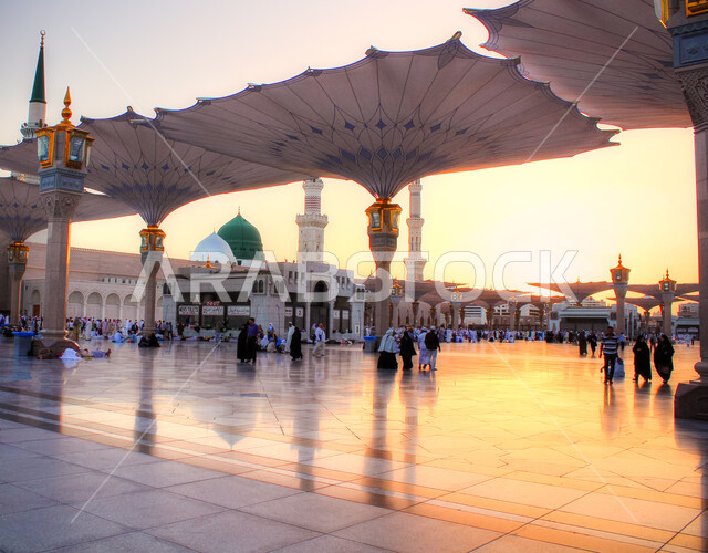 ساحة المسجد النبوي الشريف في المدينة المنورة بالمملكة العربية السعودية، العبادة والتقرب الى الله، الحرم النبوي الشريف، أماكن إسلامية مقدسة، المجمع الخارجي للمسجد النبوي في المدينة المنورة، المظلات الإلكترونية، المآذن والقبة الخضراء