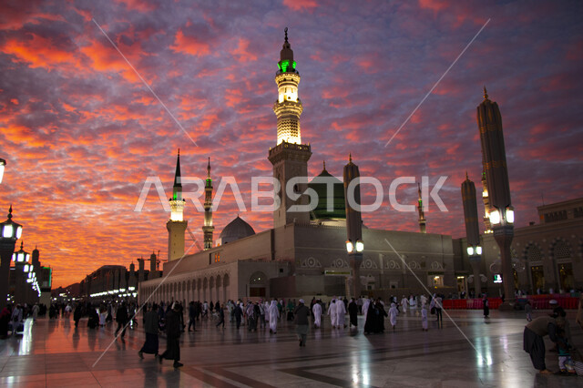 ساحة المسجد النبوي الشريف في المدينة المنورة بالمملكة العربية السعودية ليلا، العبادة والتقرب الى الله، الحرم النبوي الشريف، أماكن إسلامية مقدسة، المجمع الخارجي للمسجد النبوي في المدينة المنورة، المظلات الإلكترونية، المآذن والقبة الخضراء