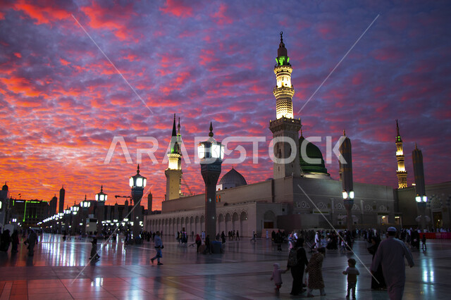 ساحة المسجد النبوي الشريف في المدينة المنورة بالمملكة العربية السعودية ليلا، العبادة والتقرب الى الله، الحرم النبوي الشريف، أماكن إسلامية مقدسة، المجمع الخارجي للمسجد النبوي في المدينة المنورة، المظلات الإلكترونية، المآذن والقبة الخضراء