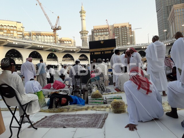  الحجاج والمعتمرين في الحرم المكي الشريف بمكة المكرمة في المملكة العربية السعودية، أداء مناسك الحج والعمرة، الطواف حول الكعبة، الكعبة المشرفة، موسم الحج، الحج و العمرة، الحرم المكي، معالم دينية 