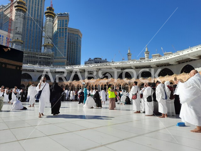  الحجاج والمعتمرين في الحرم المكي الشريف بمكة المكرمة في المملكة العربية السعودية ليلا، أداء مناسك الحج والعمرة، ابراج وناطحات سحاب، الطواف حول الكعبة، العبادة والتقرب الى الله، معالم دينية اسلامية في السعودية