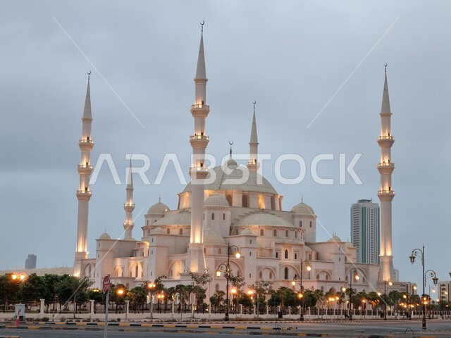مسجد الشيخ زايد بإمارة الفجيرة في الامارات العربية المتحدة، الفن الهندسي المعماري، معالم الفجيرة المشهورة، العبادة والتقرب الى الله، معالم اسلامية دينية