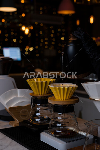 فلتر القهوة ، قهوة مقطرة ، قهوة مخمرة ، قمع ترشيح ، وعاء قهوة زجاجي ، قهوة مختصة ، مشروبات ساخنة ، كافيهات السعودية