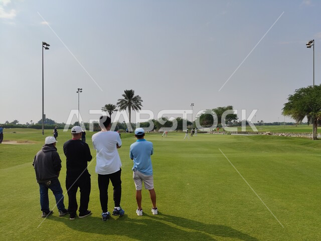 مجموعة من اللاعبين في ملعب أرامكو للجولف في مدينة الظهران بالمملكة العربية السعودية ، ملعب رياضي لممارسة لعبة الغولف على مساحات واسعة خضراء في المنطقة الشرقية ، أنشطة رياضية ترفيهية بالسعودية