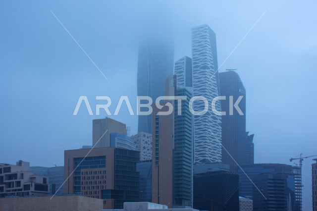 إطلالة لمركز الملك عبدالله المالي ( كافد ) في الرياض بالمملكة العربية السعودية ، معالم سياحية شهيرة بالرياض ، أجواء ضبابية ، الأبراج وناطحات السحاب ، أفق مدينة الرياض