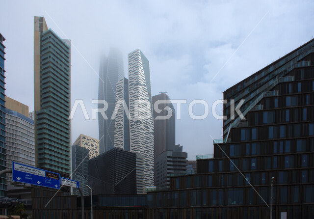 إطلالة لمركز الملك عبدالله المالي ( كافد ) في الرياض بالمملكة العربية السعودية ، معالم سياحية شهيرة بالرياض ، أجواء ضبابية ، الأبراج وناطحات السحاب ، أفق مدينة الرياض