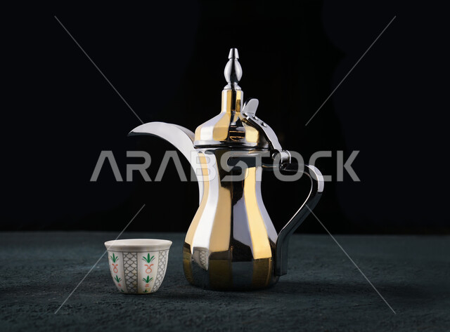 دلة قهوة عربية مع فنجان القهوة ، الضيافة السعودية ، القهوة السعودية