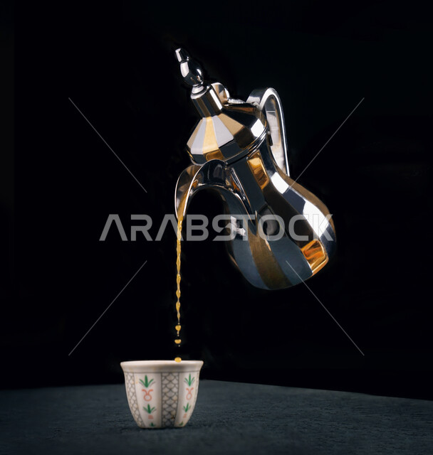 دلة قهوة عربية مع فنجان القهوة ، الضيافة السعودية ، القهوة السعودية