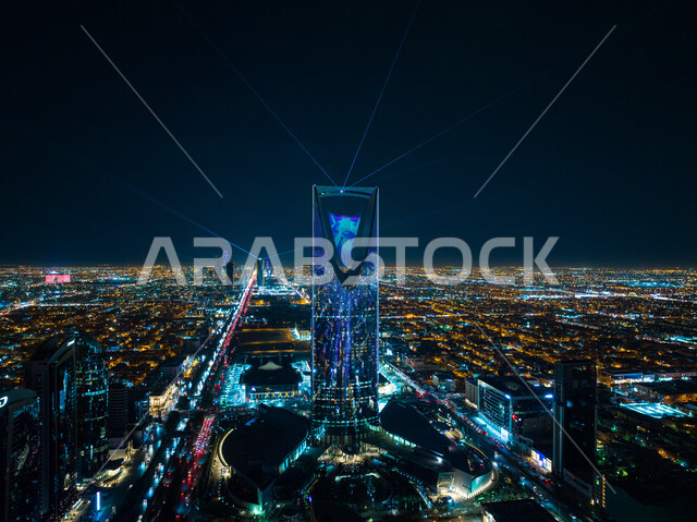 مدينة الرياض ليلا، الأبراج وناطحات السحاب، عاصمة الرياض، معالم الرياض السياحية الشهيرة في المملكة العربية السعودية، أفق مدينة الرياض، صورة جوية من الأعلى على طريق الملك فهد بالرياض، برج المملكة