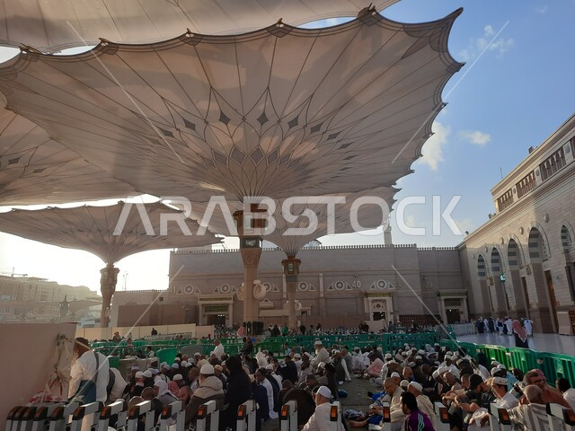 ساحة المسجد النبوي الشريف في المدينة المنورة بالمملكة العربية السعودية، الحرم النبوي الشريف، أماكن إسلامية مقدسة، تجمع المسلمون في المجمع الخارجي للمسجد النبوي في المدينة المنورة، المظلات الإلكترونية، معالم دينية إسلامية