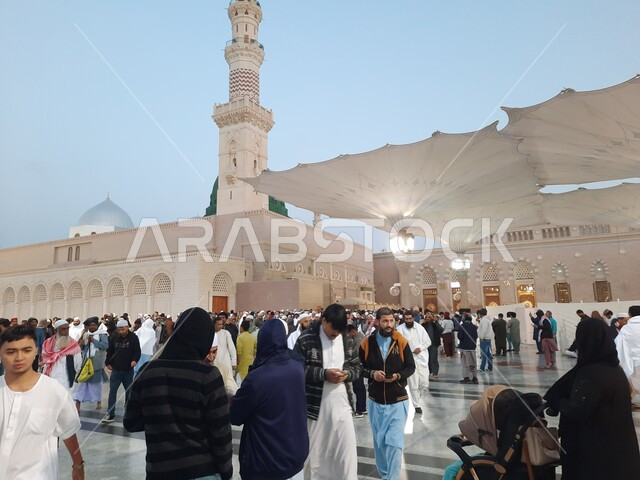 ساحة المسجد النبوي الشريف في المدينة المنورة بالمملكة العربية السعودية، الحرم النبوي الشريف، أماكن إسلامية مقدسة، تجمع المسلمون في المجمع الخارجي للمسجد النبوي في المدينة المنورة، المظلات الإلكترونية، معالم دينية إسلامية
