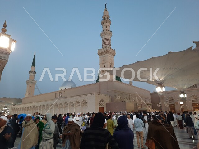 ساحة المسجد النبوي الشريف في المدينة المنورة بالمملكة العربية السعودية، الحرم النبوي الشريف، أماكن إسلامية مقدسة، تجمع المسلمون في المجمع الخارجي للمسجد النبوي في المدينة المنورة، المظلات الإلكترونية، معالم دينية إسلامية