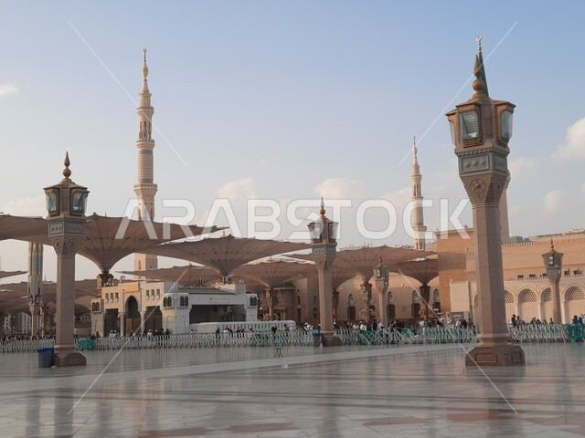 ساحة المسجد النبوي الشريف في المدينة المنورة بالمملكة العربية السعودية، الحرم النبوي الشريف، أماكن إسلامية مقدسة، تجمع المسلمون في المجمع الخارجي للمسجد النبوي في المدينة المنورة، المظلات الإلكترونية، معالم دينية إسلامية