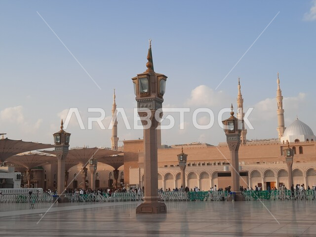 ساحة المسجد النبوي الشريف في المدينة المنورة بالمملكة العربية السعودية، الحرم النبوي الشريف، أماكن إسلامية مقدسة، تجمع المسلمون في المجمع الخارجي للمسجد النبوي في المدينة المنورة، المظلات الإلكترونية، معالم دينية إسلامية