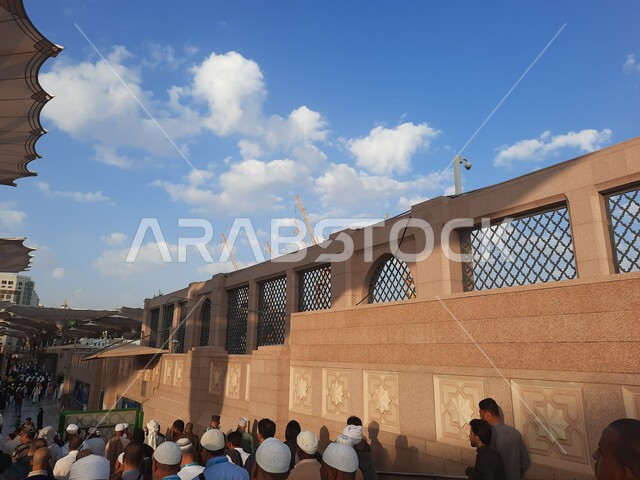 تجمع المسلمون في المجمع الخارجي للمسجد النبوي في المدينة المنورة بالمملكة العربية السعودية، ساحة المسجد النبوي الشريف، الحرم النبوي الشريف، أماكن إسلامية مقدسة، المظلات الإلكترونية، معالم دينية إسلامية