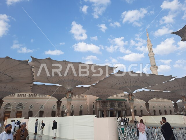 تجمع المسلمون في المجمع الخارجي للمسجد النبوي في المدينة المنورة بالمملكة العربية السعودية، ساحة المسجد النبوي الشريف، الحرم النبوي الشريف، أماكن إسلامية مقدسة، المظلات الإلكترونية، معالم دينية إسلامية