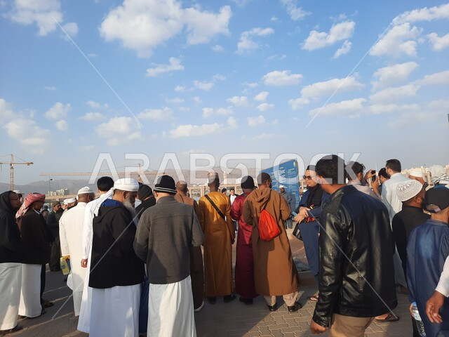 تجمع المسلمون امام لوحة ارشادات مقبرة البقيع الاسلامية في المدينة المنورة بالمملكة العربية السعودية، قبور الشهداء في المدينة المنورة، زوار مقبرة بقيع الغرقد، اماكن اسلامية مقدسة، معالم دينية اسلامية