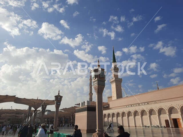 تجمع المسلمون في المجمع الخارجي للمسجد النبوي في المدينة المنورة بالمملكة العربية السعودية، ساحة المسجد النبوي الشريف، الحرم النبوي الشريف، أماكن إسلامية مقدسة، المظلات الإلكترونية، معالم دينية إسلامية
