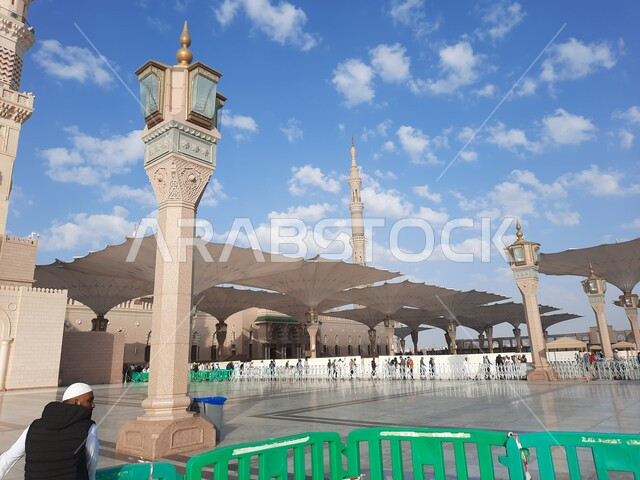 تجمع المسلمون في المجمع الخارجي للمسجد النبوي في المدينة المنورة بالمملكة العربية السعودية، ساحة المسجد النبوي الشريف، الحرم النبوي الشريف، أماكن إسلامية مقدسة، المظلات الإلكترونية، معالم دينية إسلامية