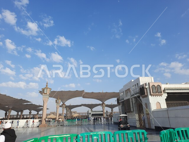 Muslims gathered in the outer complex of the Prophet’s Mosque in Madinah, Kingdom of Saudi Arabia, the square of the Prophet’s Mosque, the Prophet’s Noble Sanctuary, Islamic holy places, electronic umbrellas, Islamic religious landmarks