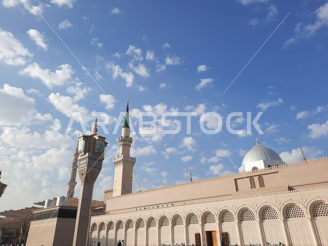 المسجد النبوي في المدينة المنورة بالمملكة العربية السعودية، ساحة المسجد النبوي الشريف، الحرم النبوي الشريف، أماكن إسلامية مقدسة، المظلات الإلكترونية، معالم دينية إسلامية