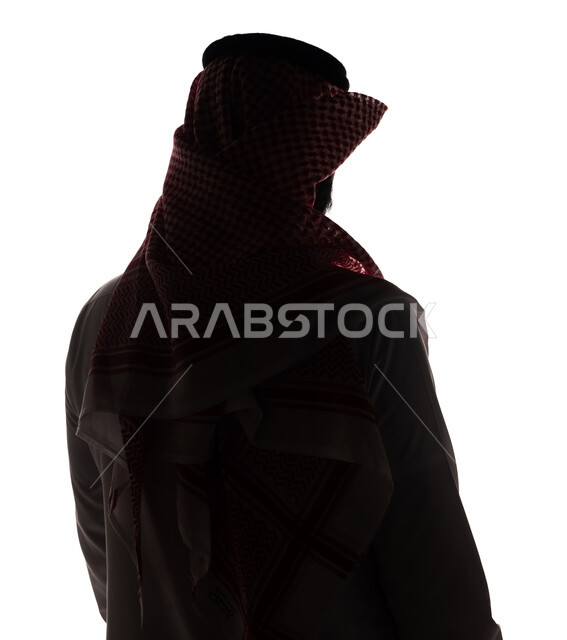بورتريه ، صورة ظلية بزاوية من الخلف لرجل عربي خليجي سعودي ، يرتدي الزي السعودي التقليدي ، خلفية بيضاء