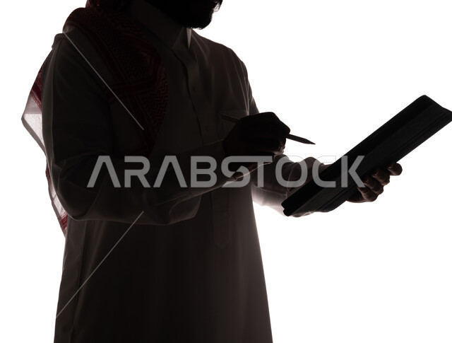 بورتريه ، صورة ظلية لرجل عربي خليجي سعودي ، إستخدام جهاز تقني التابلت ، تصفح الإنترنت ، إستخدام اجهزة تقنية حديثة ، العمل عن بعد ، التسويق الإلكتروني ، مهن ووظائف ، خلفية بيضاء