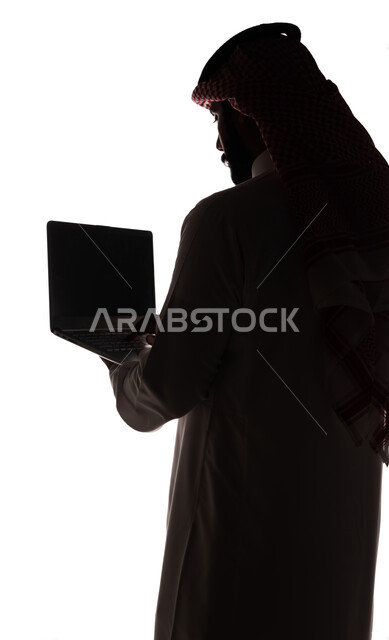 بورتريه ، صورة ظلية لرجل عربي خليجي سعودي ، إستخدام جهاز الحاسوب المحمول ، تصفح الإنترنت ، إستخدام اجهزة تقنية حديثة ، العمل عن بعد ، التسويق الإلكتروني ، مهن ووظائف ، خلفية بيضاء