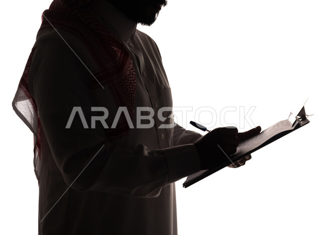 بورتريه ، صورة ظلية لرجل عربي خليجي سعودي ، تدوين الملاحظات ، أوراق وتقارير خاصة بالعمل ، مهن ووظائف ، رجل أعمال ، خلفية بيضاء