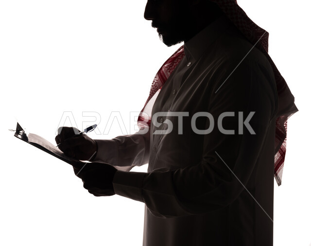 بورتريه ، صورة ظلية لرجل عربي خليجي سعودي ، تدوين الملاحظات ، أوراق وتقارير خاصة بالعمل ، مهن ووظائف ، رجل أعمال ، خلفية بيضاء