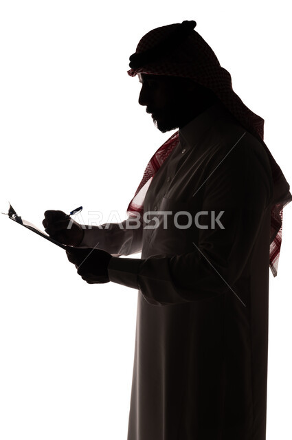 بورتريه ، صورة ظلية لرجل عربي خليجي سعودي ، تدوين الملاحظات ، أوراق وتقارير خاصة بالعمل ، مهن ووظائف ، رجل أعمال ، خلفية بيضاء